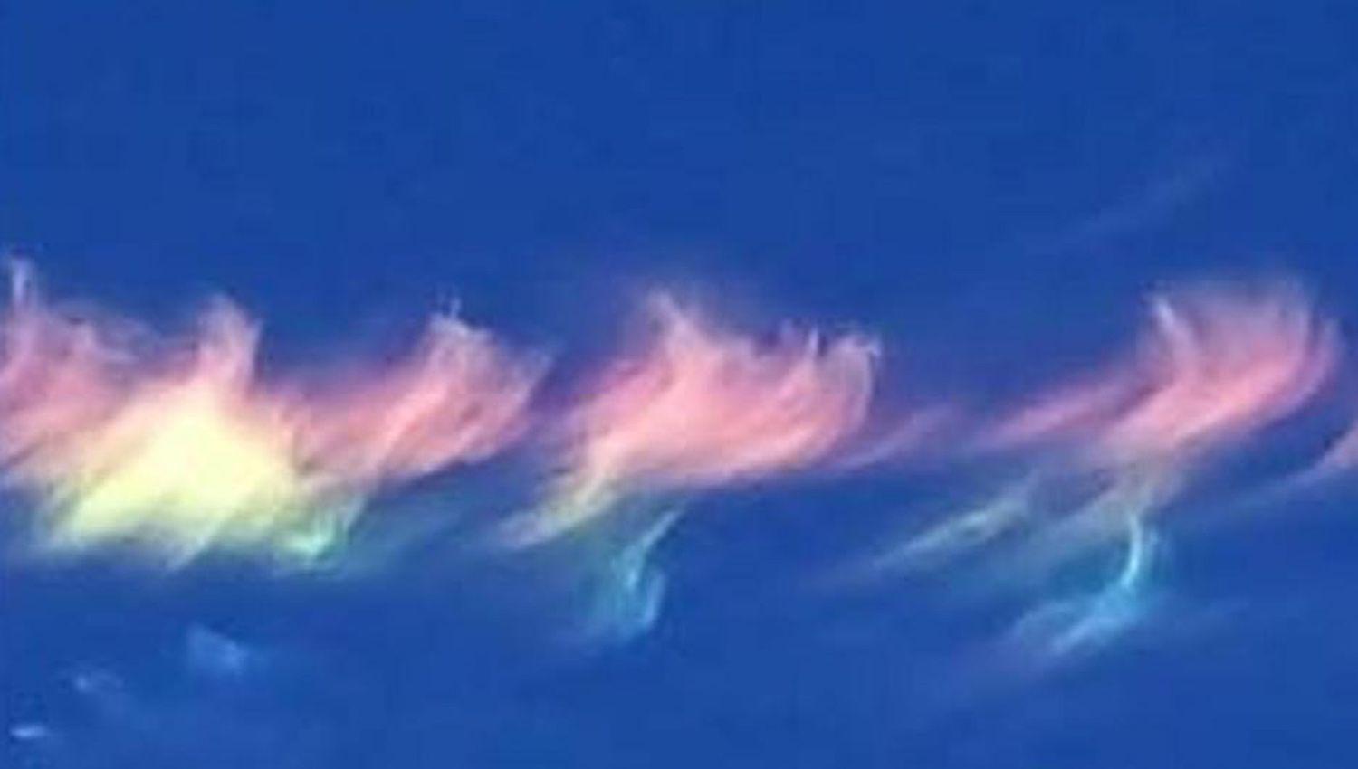 Extrantildeas y llamativas nubes multicolores sorprendieron a habitantes de varias localidades del interior santiaguentildeo