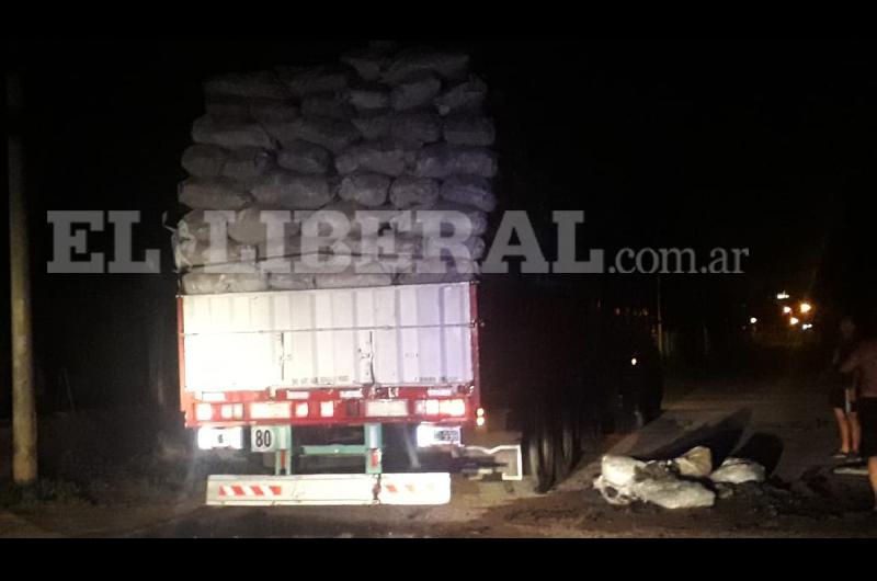 Camioacuten cargado con carboacuten se incendioacute en el Parque Industrial