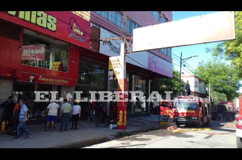 VIDEOS  Voraz incendio en un local comercial de La Banda