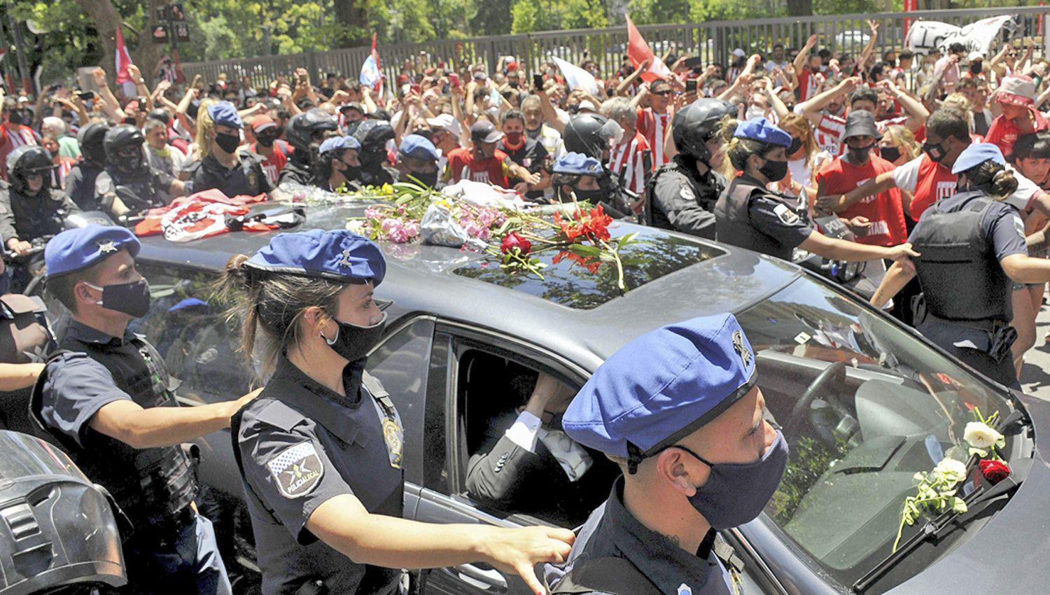 Miles de hinchas de Estudiantes de La Plata se hicieron presente para despedir a una de las grandes figuras de la institución y del fútbol