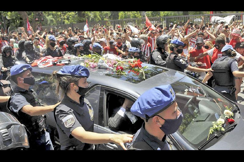 Miles de hinchas de Estudiantes de La Plata se hicieron presente para despedir a una de las grandes figuras de la institución y del fútbol