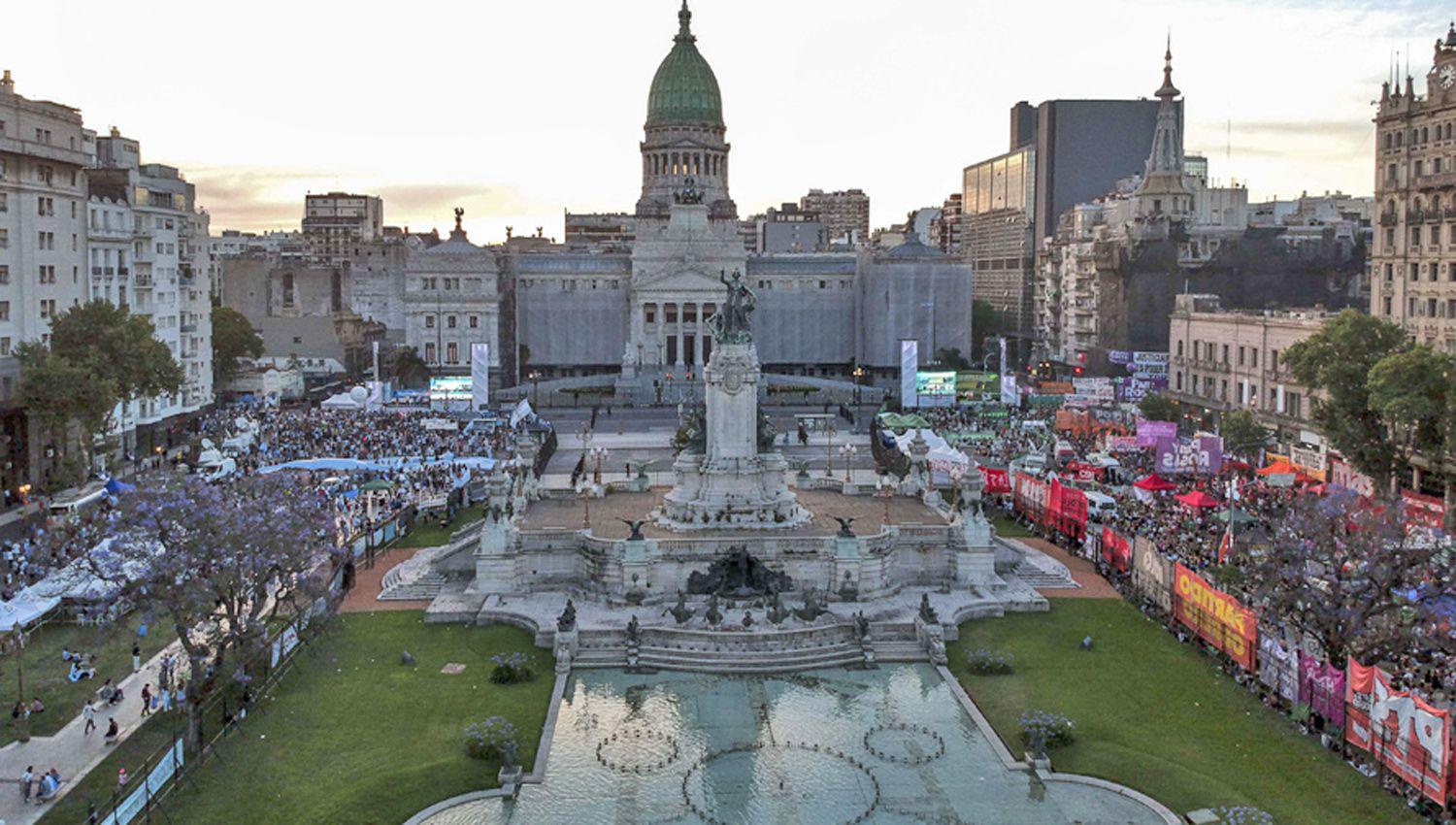 En la plaza de Los Dos Congresos celestes y verdes mantenían una vigilia a la espera de la
votación