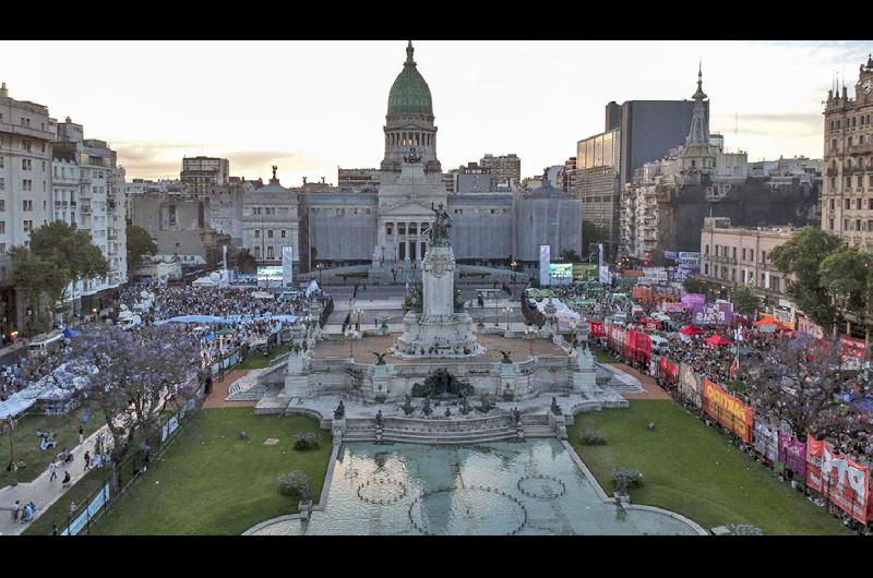 En la plaza de Los Dos Congresos celestes y verdes mantenían una vigilia a la espera de la
votación