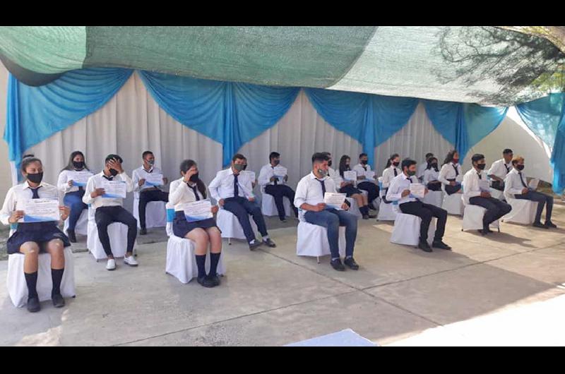  En su egreso los alumnos compartieron emotivos momentos aunque con medidas de prevención
