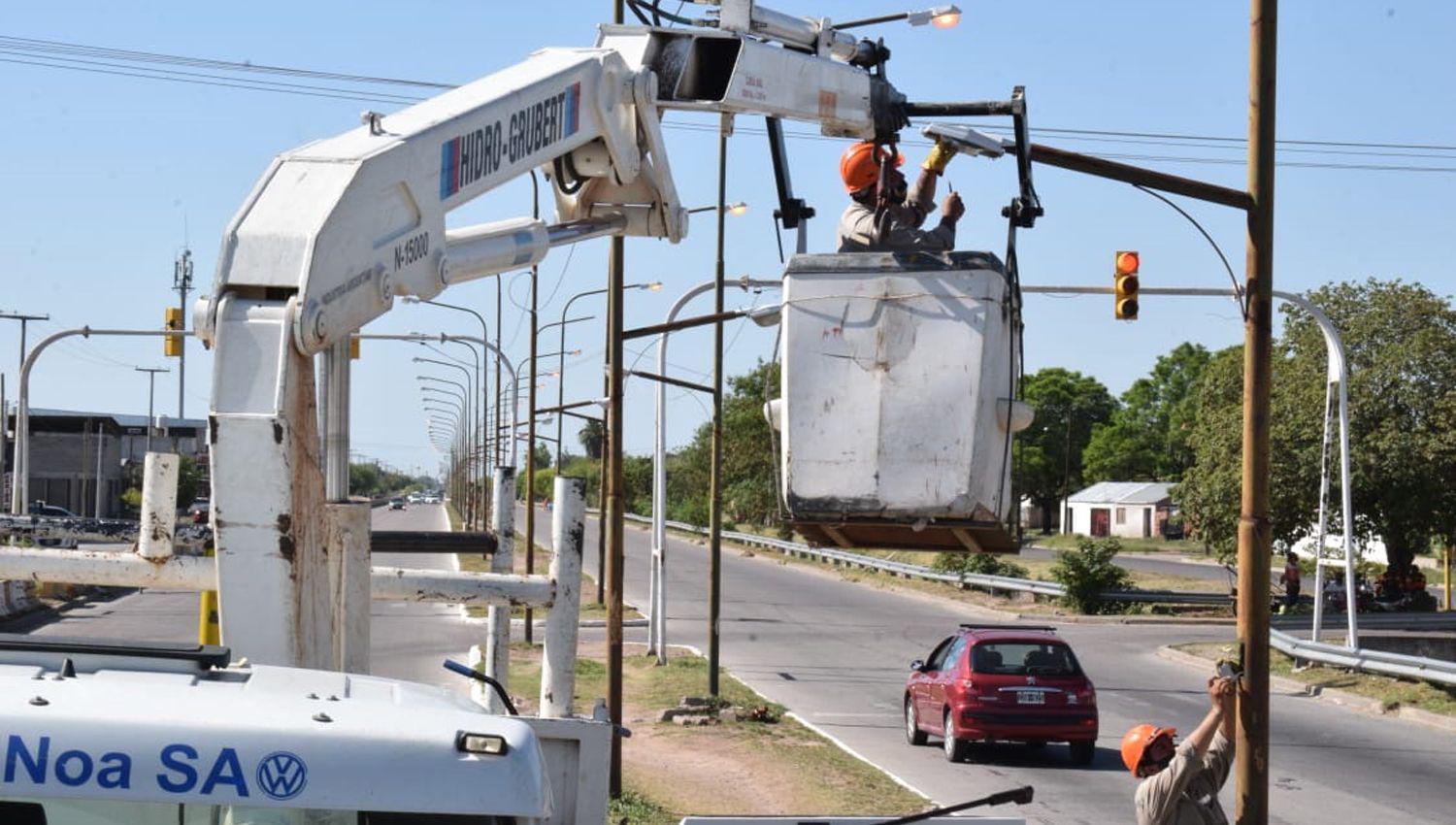 La municipalidad realizoacute tareas de mejoras del alumbrado de Avenida Lugones