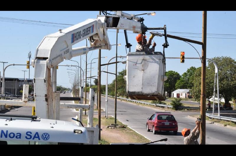 La municipalidad realizoacute tareas de mejoras del alumbrado de Avenida Lugones