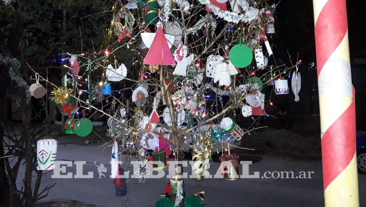 Con elementos reciclados vecinos crearon un Aacuterbol de Navidad y ornamentaron el paseo Coloacuten