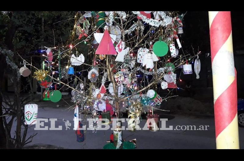 Con elementos reciclados vecinos crearon un Aacuterbol de Navidad y ornamentaron el paseo Coloacuten