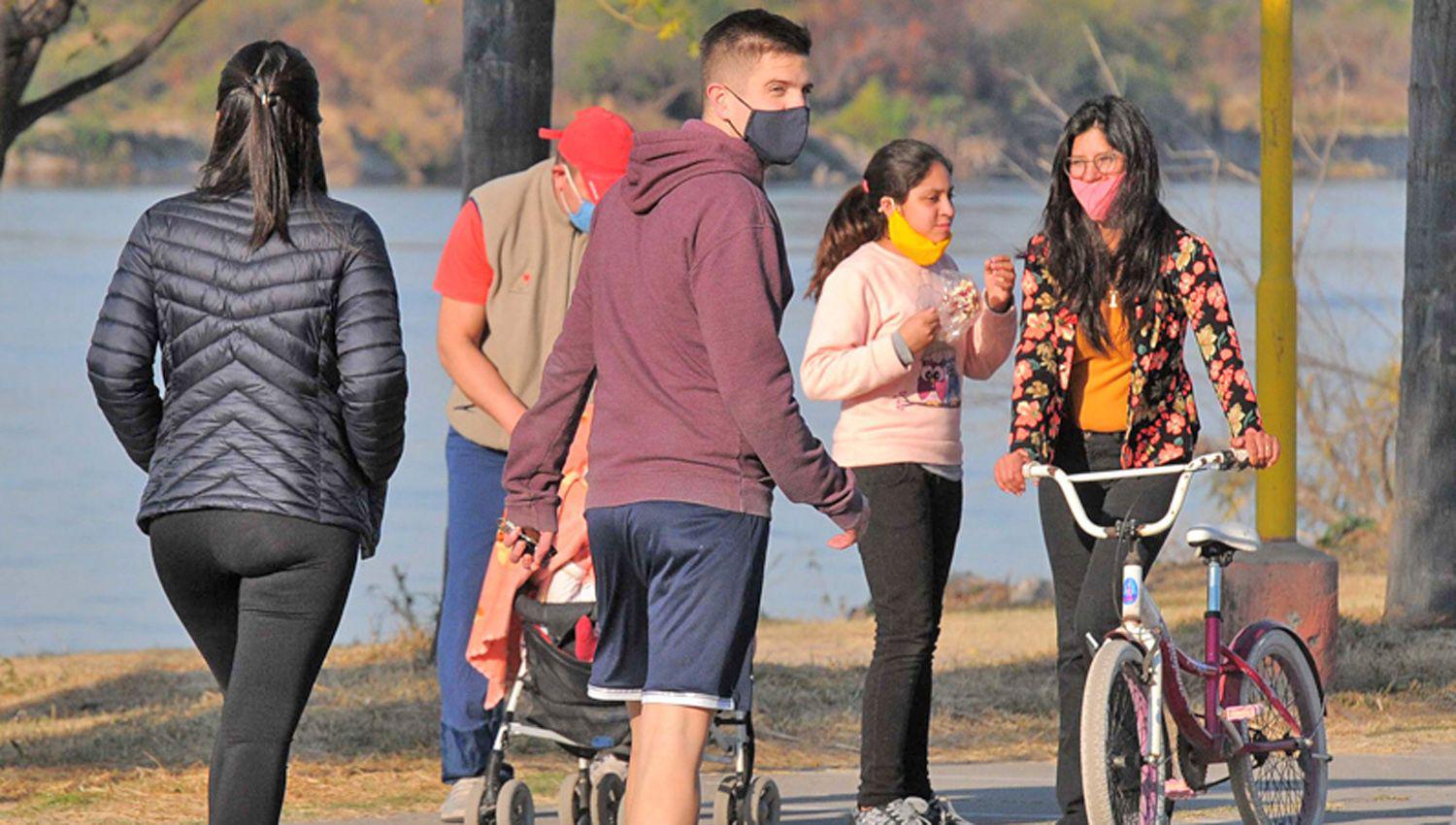 Recomiendan a las personas que salen a caminar o a correr que respeten la distancia adecuada