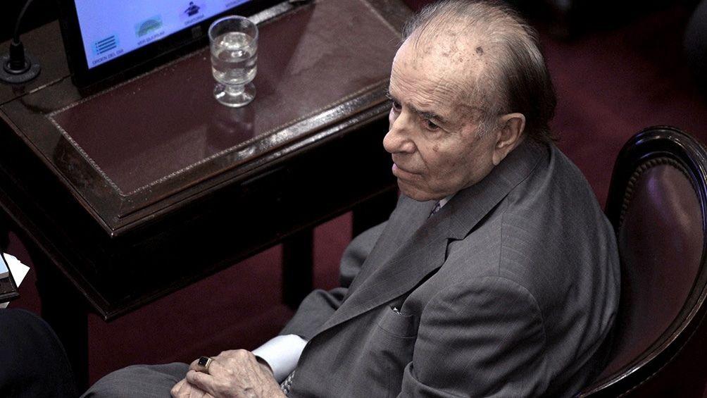 Menem continuacutea internado en estado delicado pero con una leve mejoriacutea