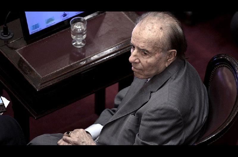 Menem continuacutea internado en estado delicado pero con una leve mejoriacutea