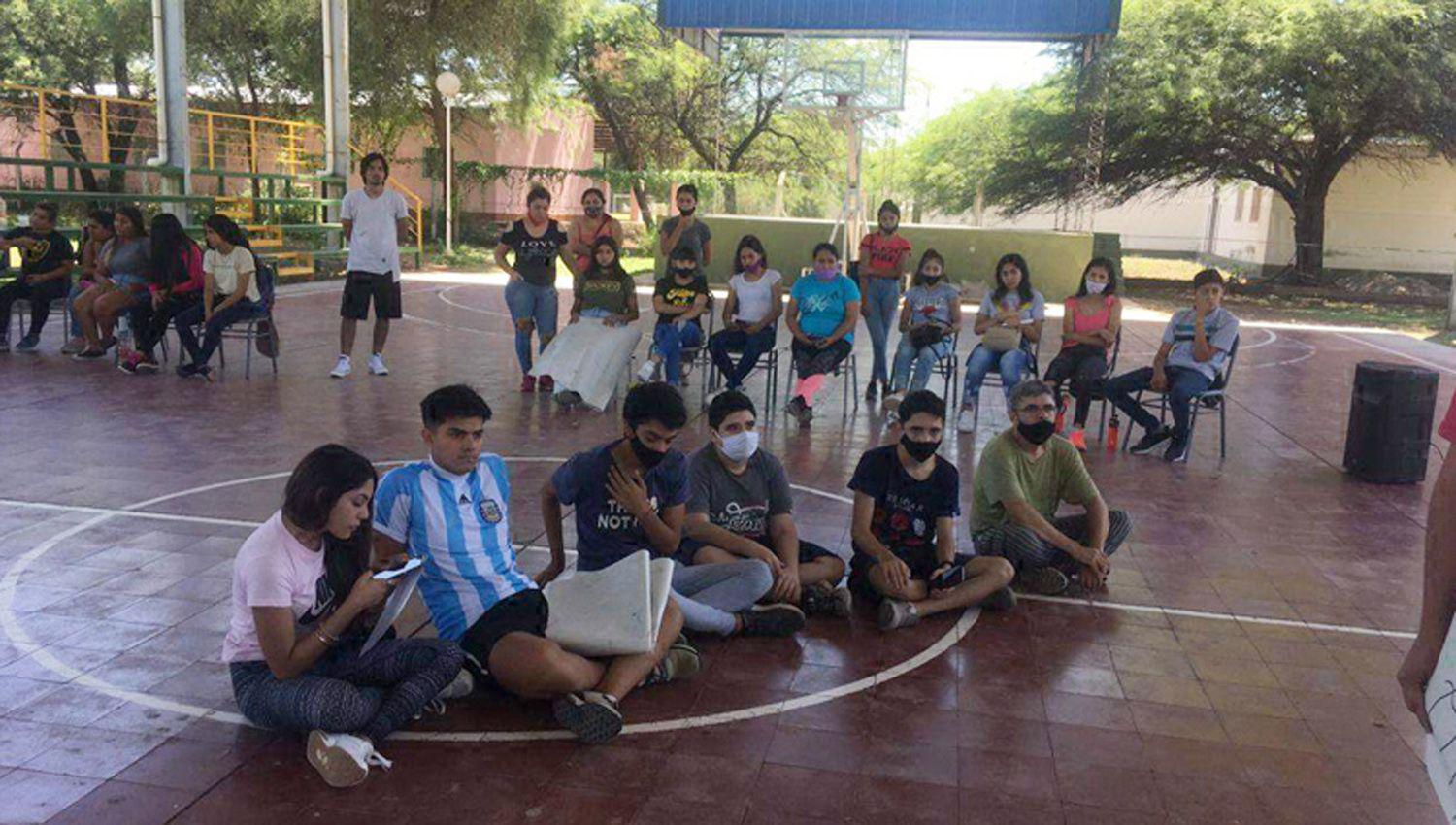 Joacutevenes misioneros tuvieron el uacuteltimo encuentro del antildeo