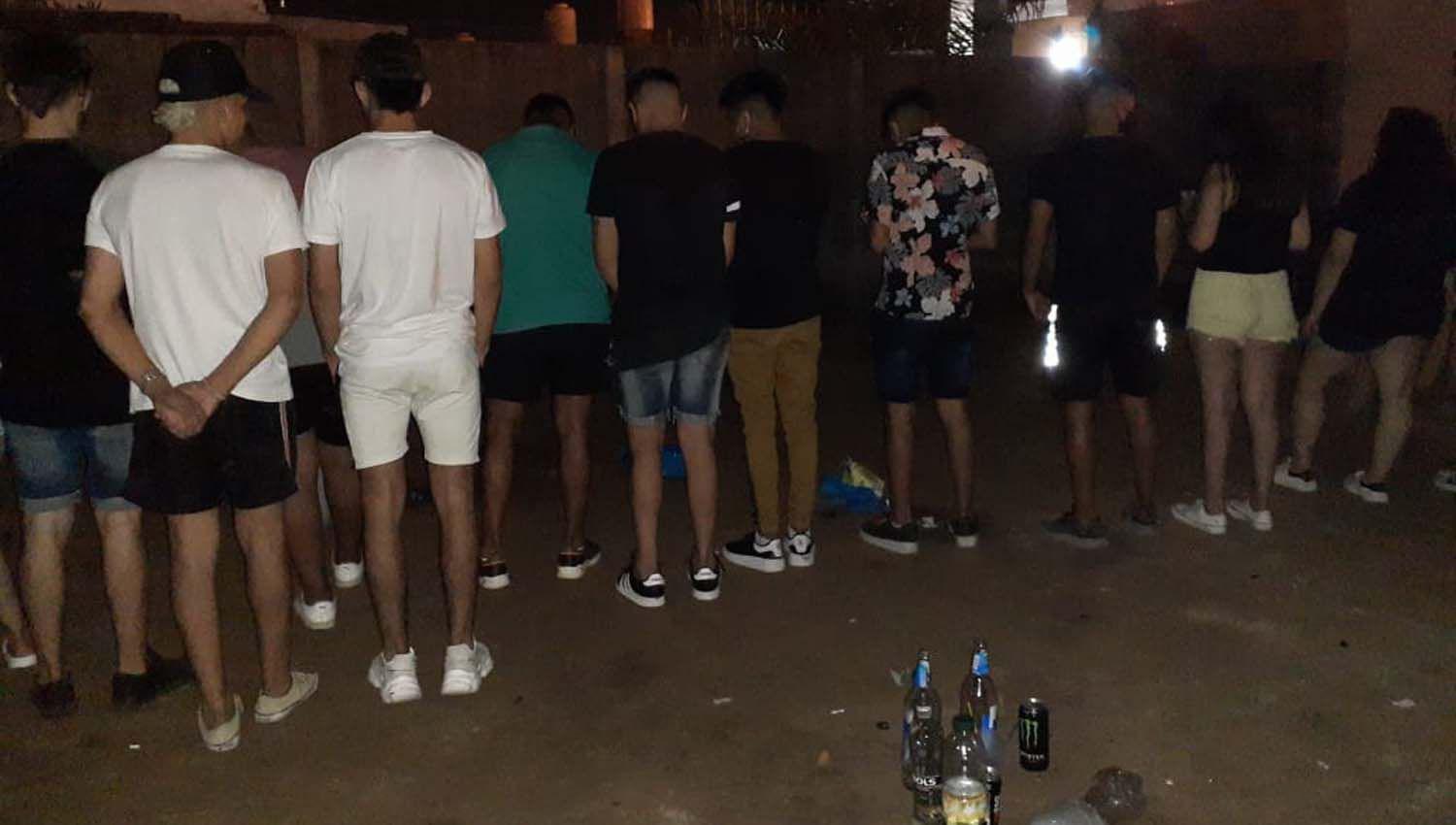 La policiacutea puso fin a una fiesta clandestina y 60 personas terminaron en la comisariacutea