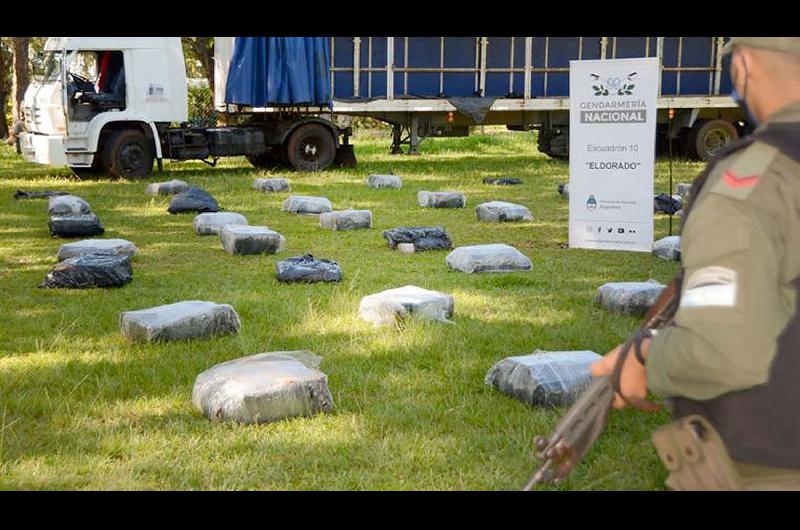 VIDEO  Traficantes abandonaron un camioacuten cargado con 3700 kilos de marihuana