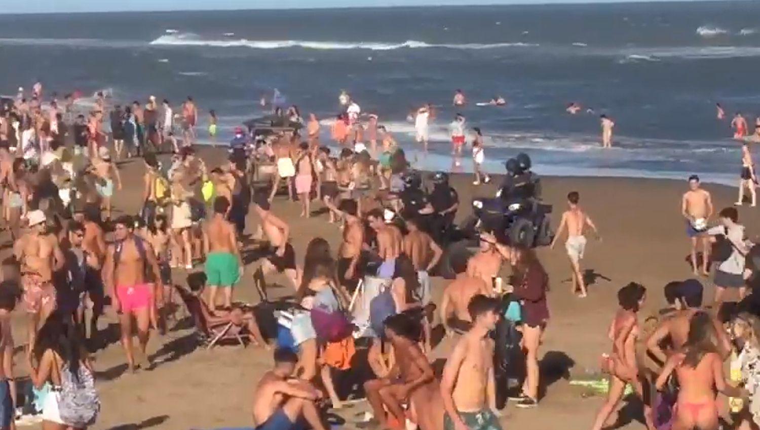 VIDEO  Pinamar- La policiacutea tuvo que intervenir para desalojar a numerosos joacutevenes de la playa