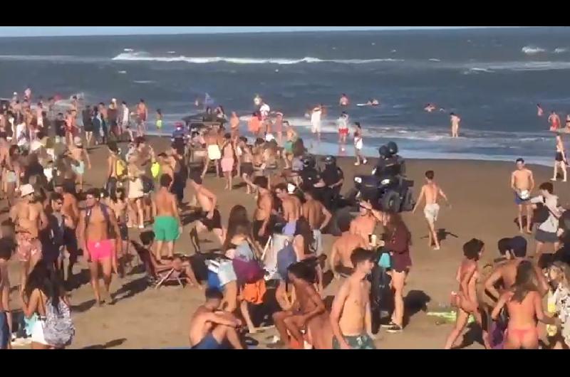 VIDEO  Pinamar- La policiacutea tuvo que intervenir para desalojar a numerosos joacutevenes de la playa