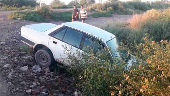 Un automoacutevil cayoacute en un canal cerca de Antildeatuya