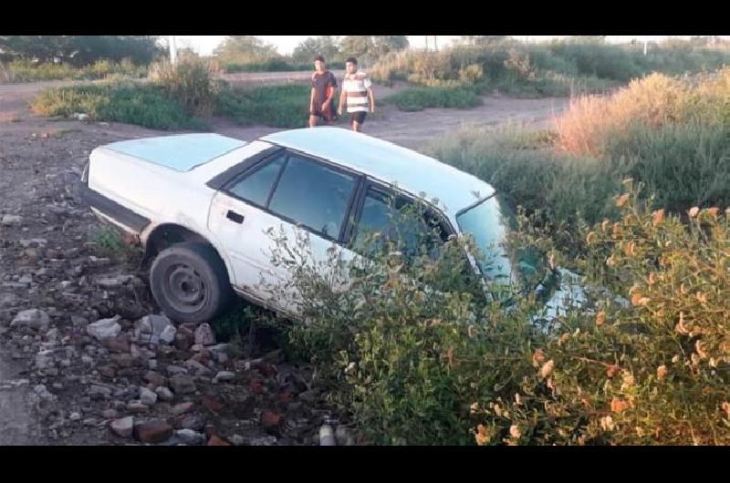 Un automoacutevil cayoacute en un canal cerca de Antildeatuya