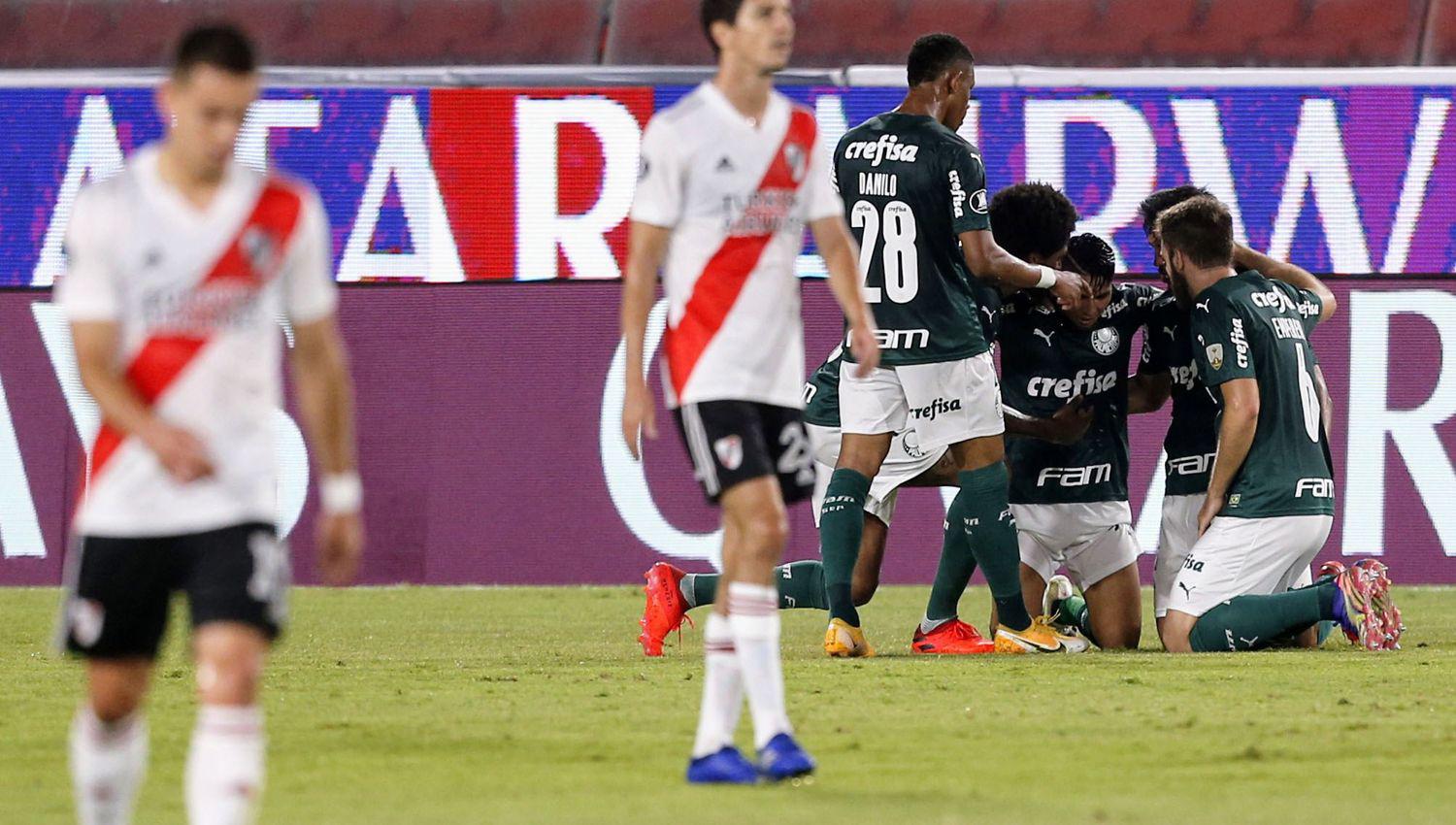 Palmeiras goleoacute a River y lo complicoacute