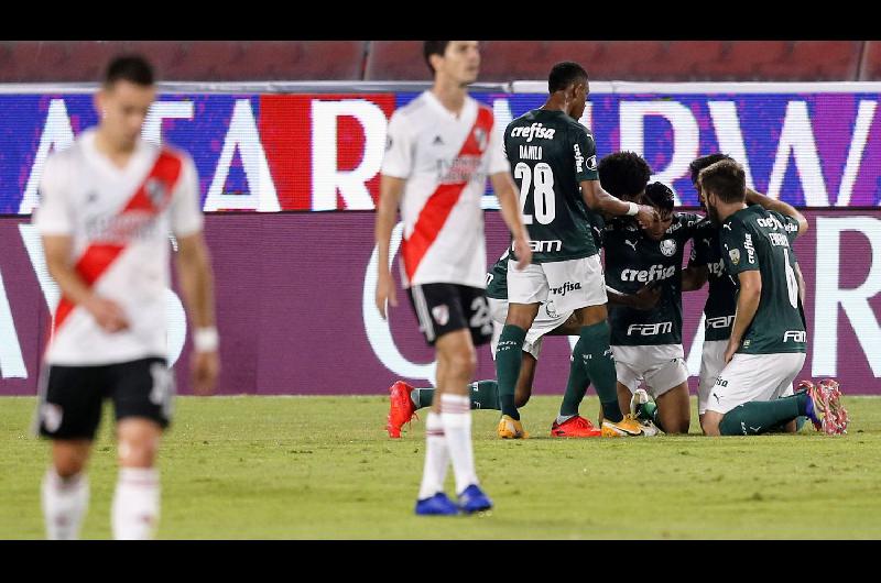 Palmeiras goleoacute a River y lo complicoacute