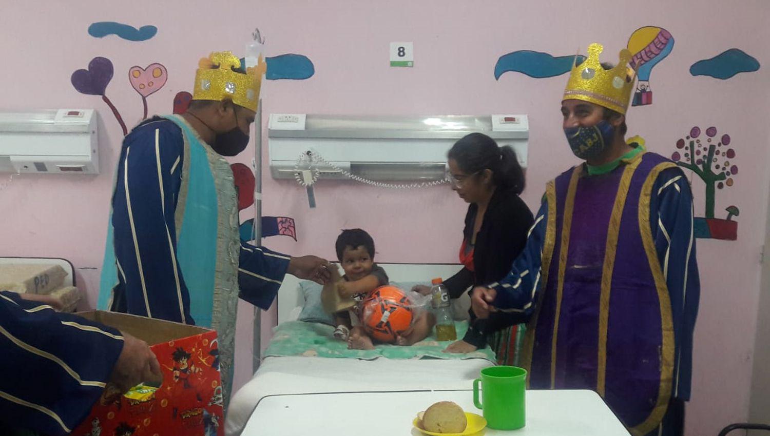 Los Reyes Magos llevaron regalos a los nintildeos en el Hospital Zonal