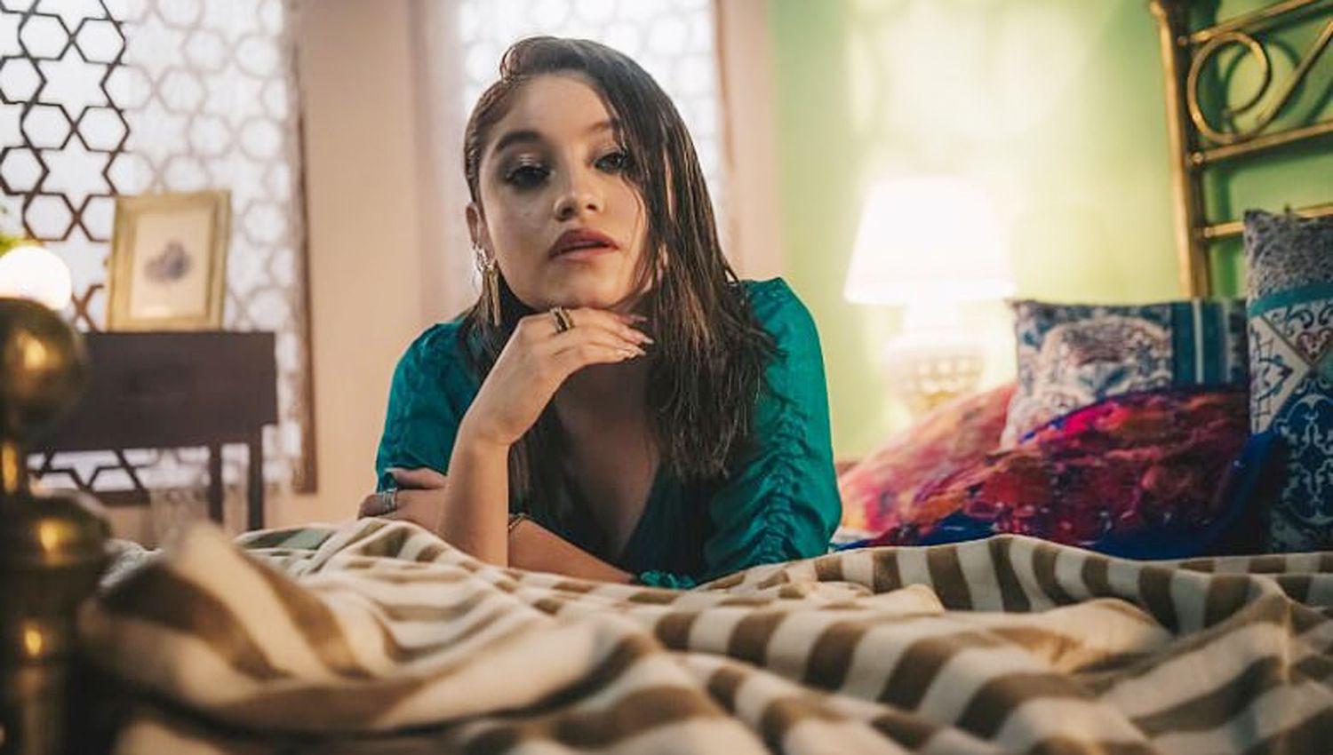 VIDEO  Karol Sevilla presentoacute ldquoTus besosrdquo un tema con el que comienza una nueva etapa en su carrera maacutes madura y con un estilo urbano