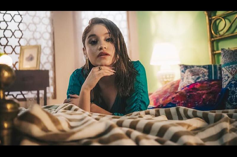 VIDEO  Karol Sevilla presentoacute ldquoTus besosrdquo un tema con el que comienza una nueva etapa en su carrera maacutes madura y con un estilo urbano