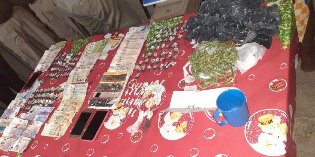 Desbaratan un quiosco de drogas que era dirigido por una mujer y sus dos hijos- secuestraron marihuana y cocaiacutena