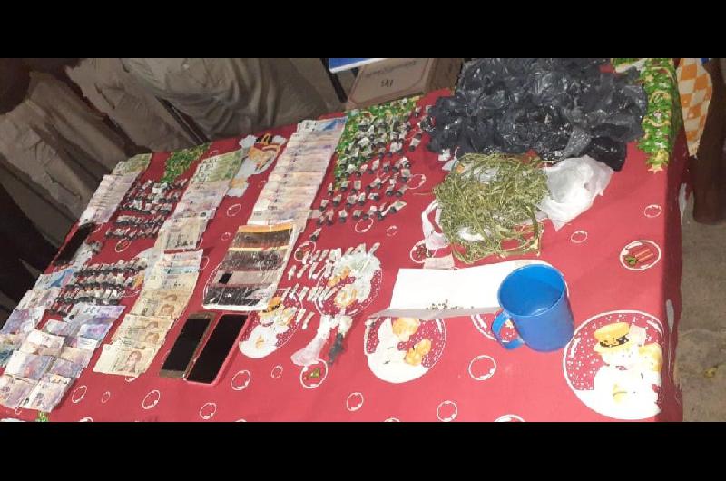 Desbaratan un quiosco de drogas que era dirigido por una mujer y sus dos hijos- secuestraron marihuana y cocaiacutena