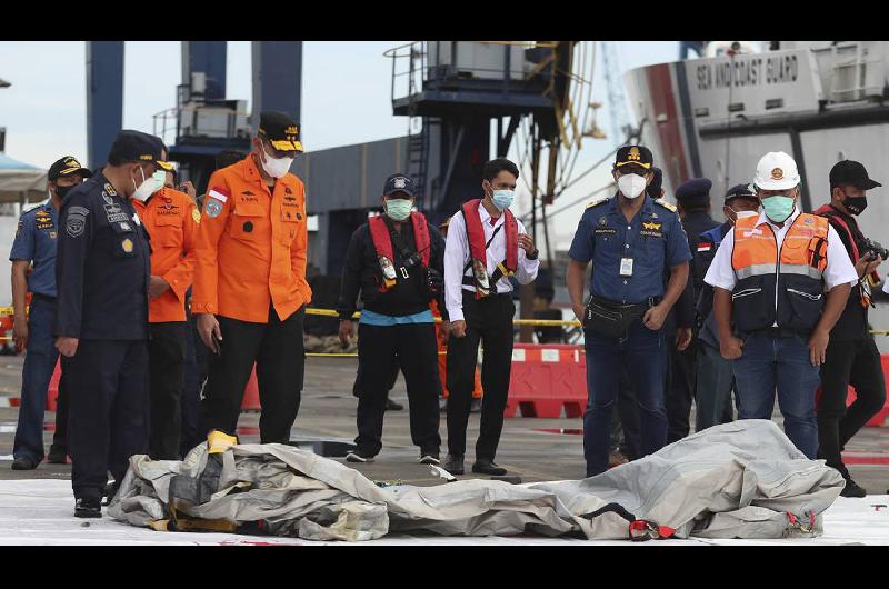 Localizan las cajas negras del avioacuten que cayoacute en Indonesia y hallan partes de los cuerpos en las costas del Mar