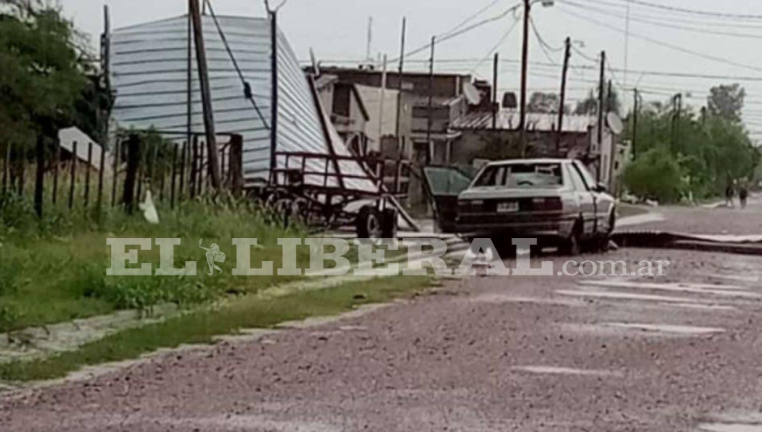 IMAacuteGENES  Bandera fue sorprendida por un violento temporal de agua granizo y viento