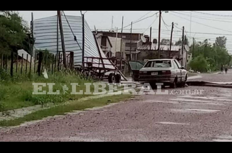 IMAacuteGENES  Bandera fue sorprendida por un violento temporal de agua granizo y viento