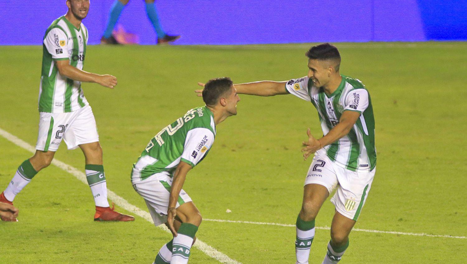 Banfield goleoacute 4 a 1 a San Lorenzo y definiraacute el tiacutetulo ante Boca en San Juan