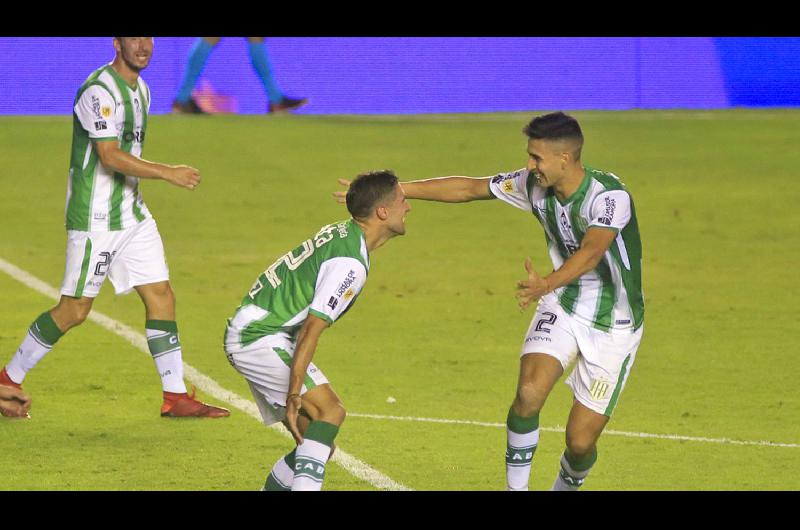 Banfield goleoacute 4 a 1 a San Lorenzo y definiraacute el tiacutetulo ante Boca en San Juan