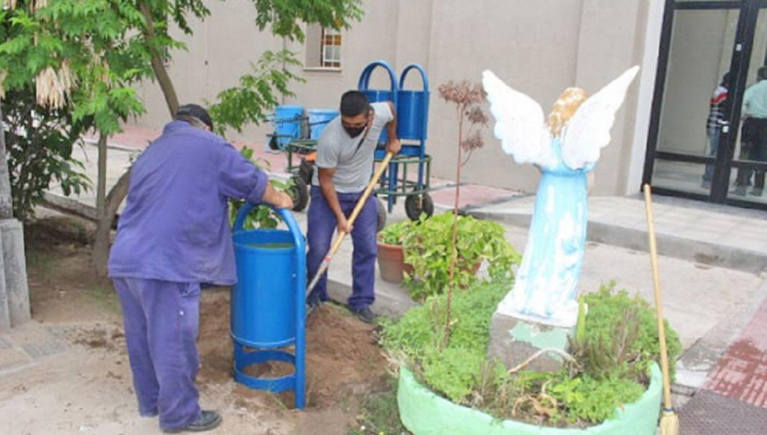 Colocaron cestos de residuos en el cementerio La Piedad