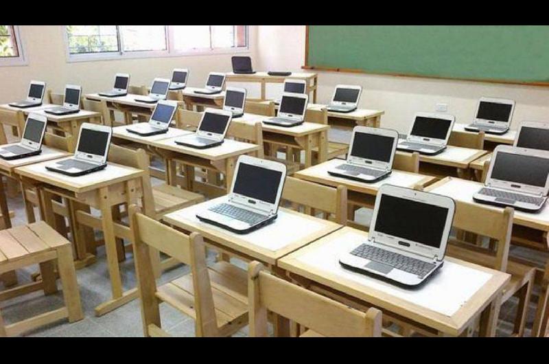 Trotta anuncioacute que se entregaraacuten 500000 computadoras a estudiantes de todo el paiacutes