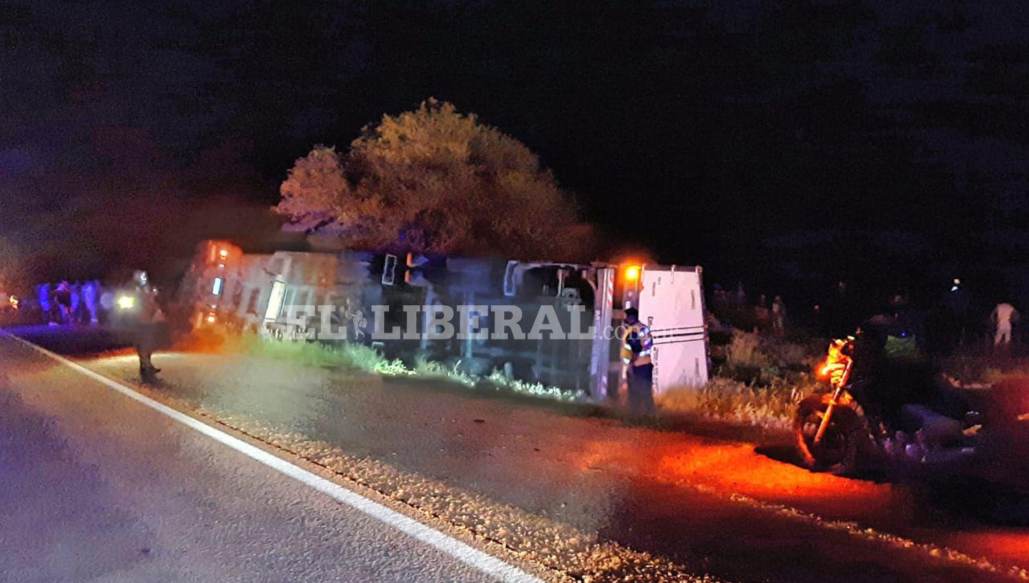 Volcoacute un camioacuten cargado con cervezas y un policiacutea resultoacute herido por personas que queriacutean saquear la carga