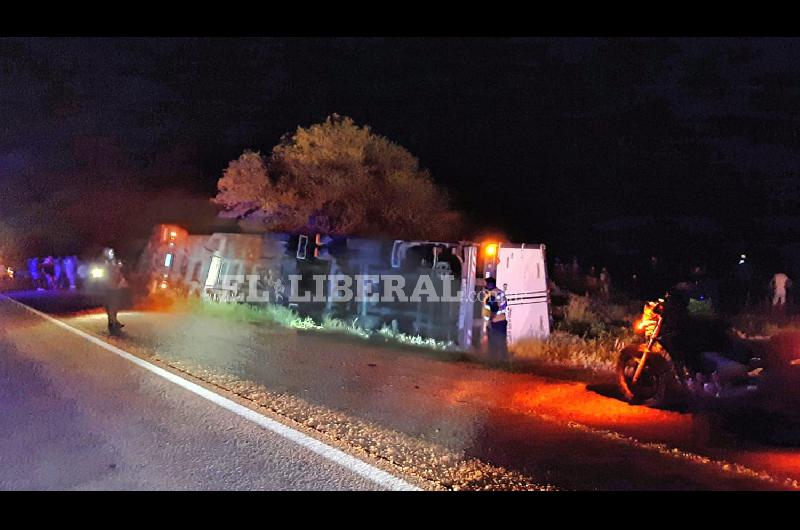 Volcoacute un camioacuten cargado con cervezas y un policiacutea resultoacute herido por personas que queriacutean saquear la carga