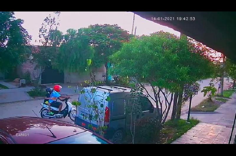 VIDEO  Motociclista con un nintildeo de acompantildeante le arrebatoacute el celular a una menor