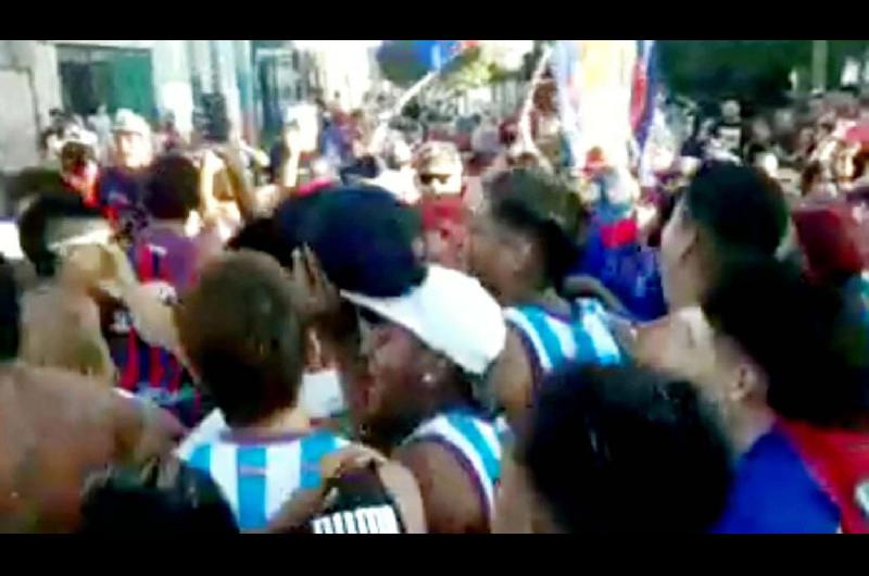 Videos  Hinchas de Guumlemes coparon las calles de la ciudad y celebraron el ascenso a la Primera Nacional