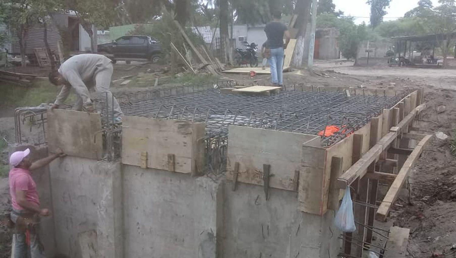 Inspeccionan la obra de un puente en tramo urbano