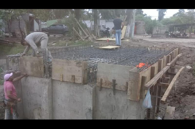 Inspeccionan la obra de un puente en tramo urbano