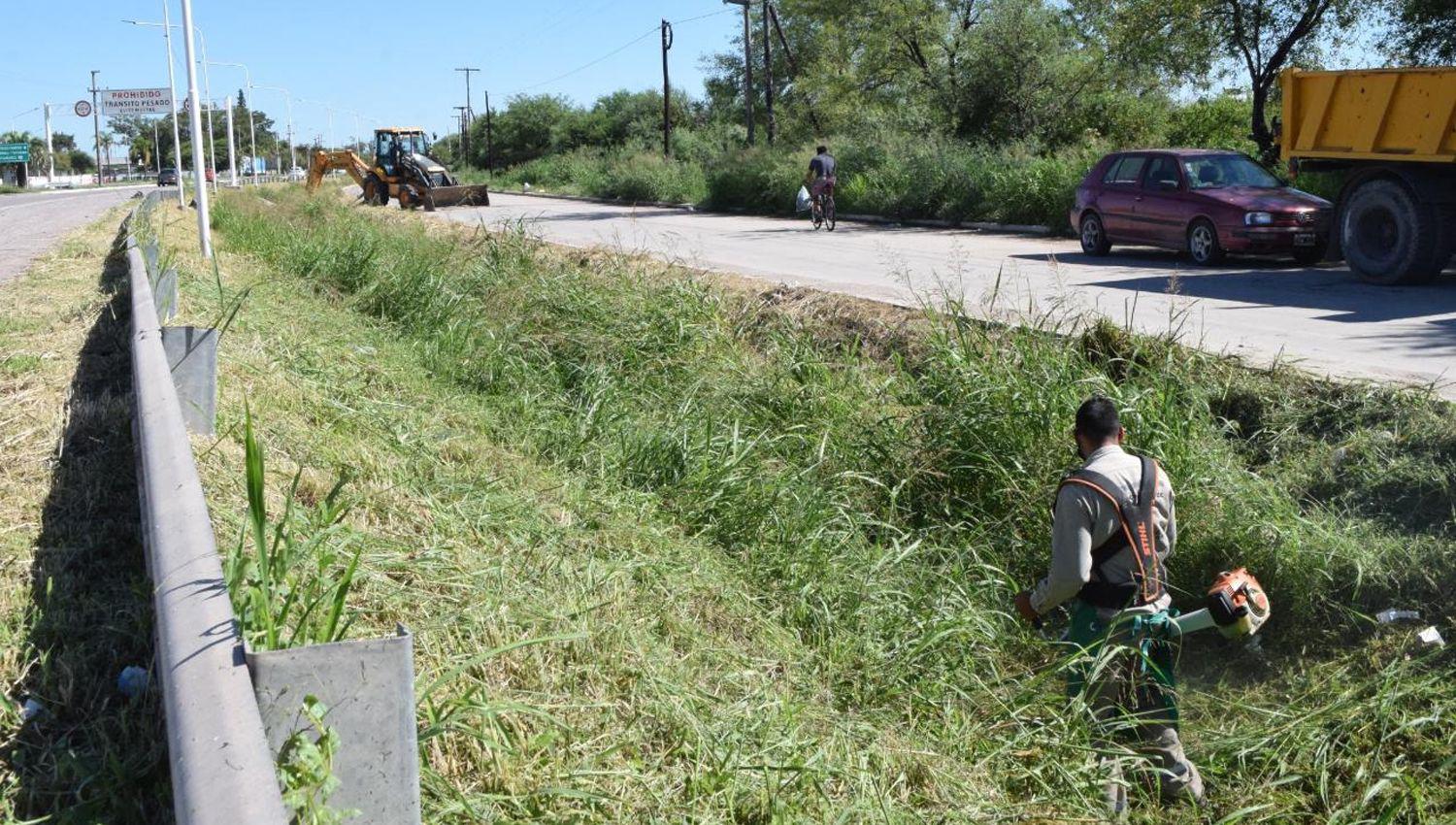 La Capital continuacutea con su programa de mantenimiento de desaguumles