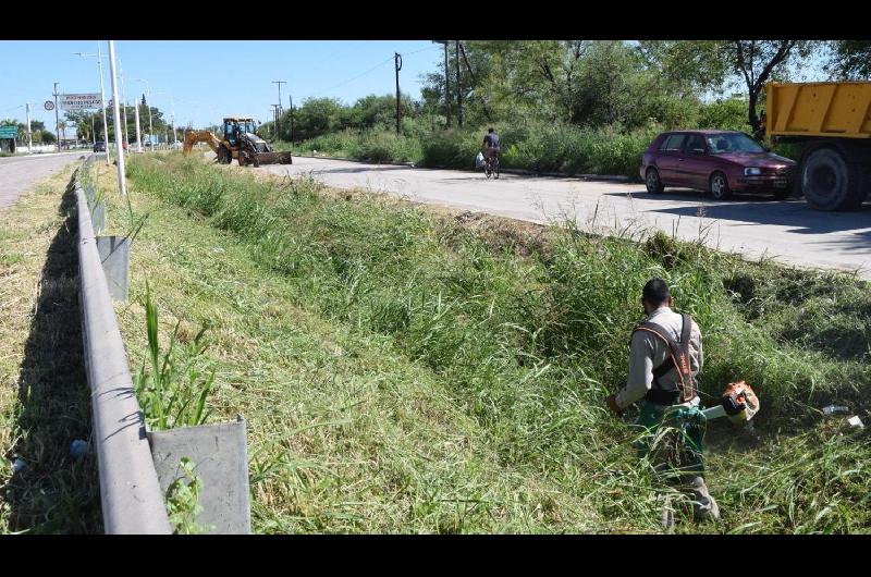 La Capital continuacutea con su programa de mantenimiento de desaguumles