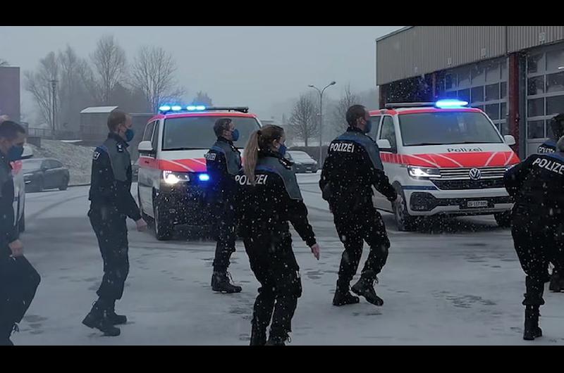 VIDEO  El llamativo baile viral de la Policiacutea de Suiza