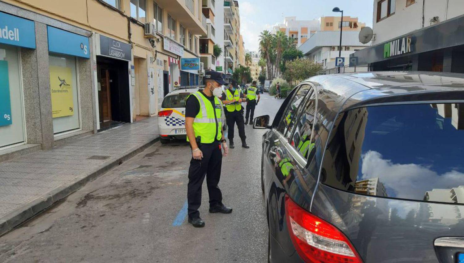 Ibiza se cerroacute completamente mientras Espantildea polemiza por vacunacioacuten de no prioritarios