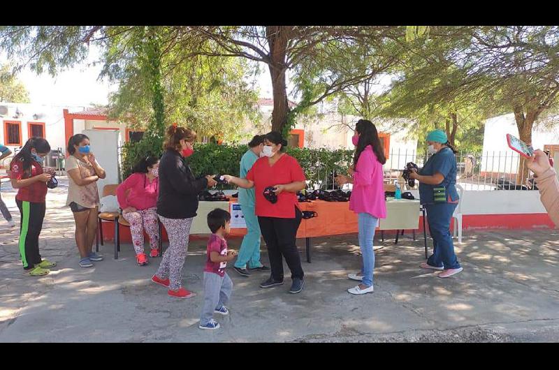 Reparten barbijos a los vecinos y promueven su uso preventivo correcto