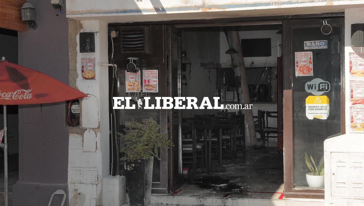 El incendio de un bar frente a la Plaza Libertad causoacute alarma en el centro