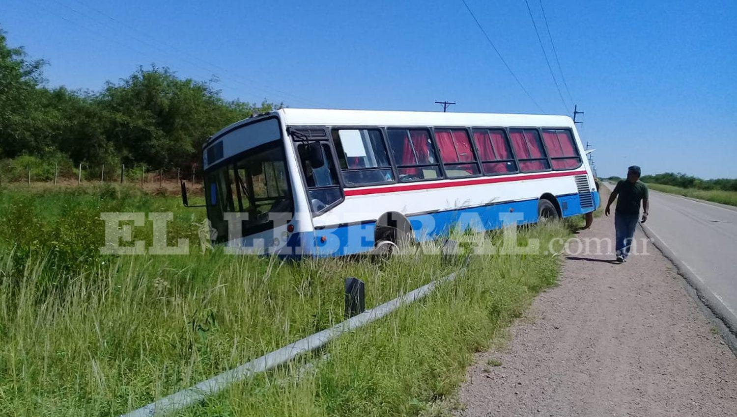 IMAacuteGENES  Antildeatuya- Una familia estuvo a punto de volcar en un colectivo particular