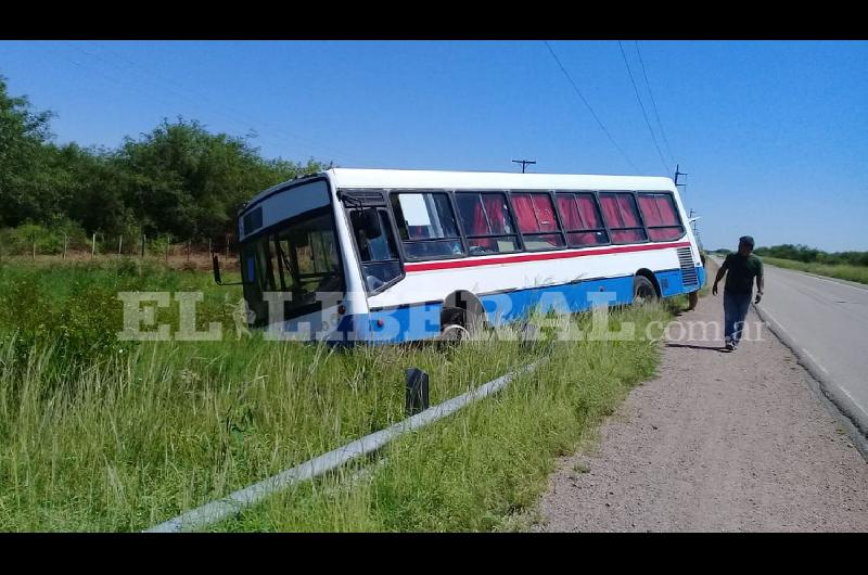 IMAacuteGENES  Antildeatuya- Una familia estuvo a punto de volcar en un colectivo particular